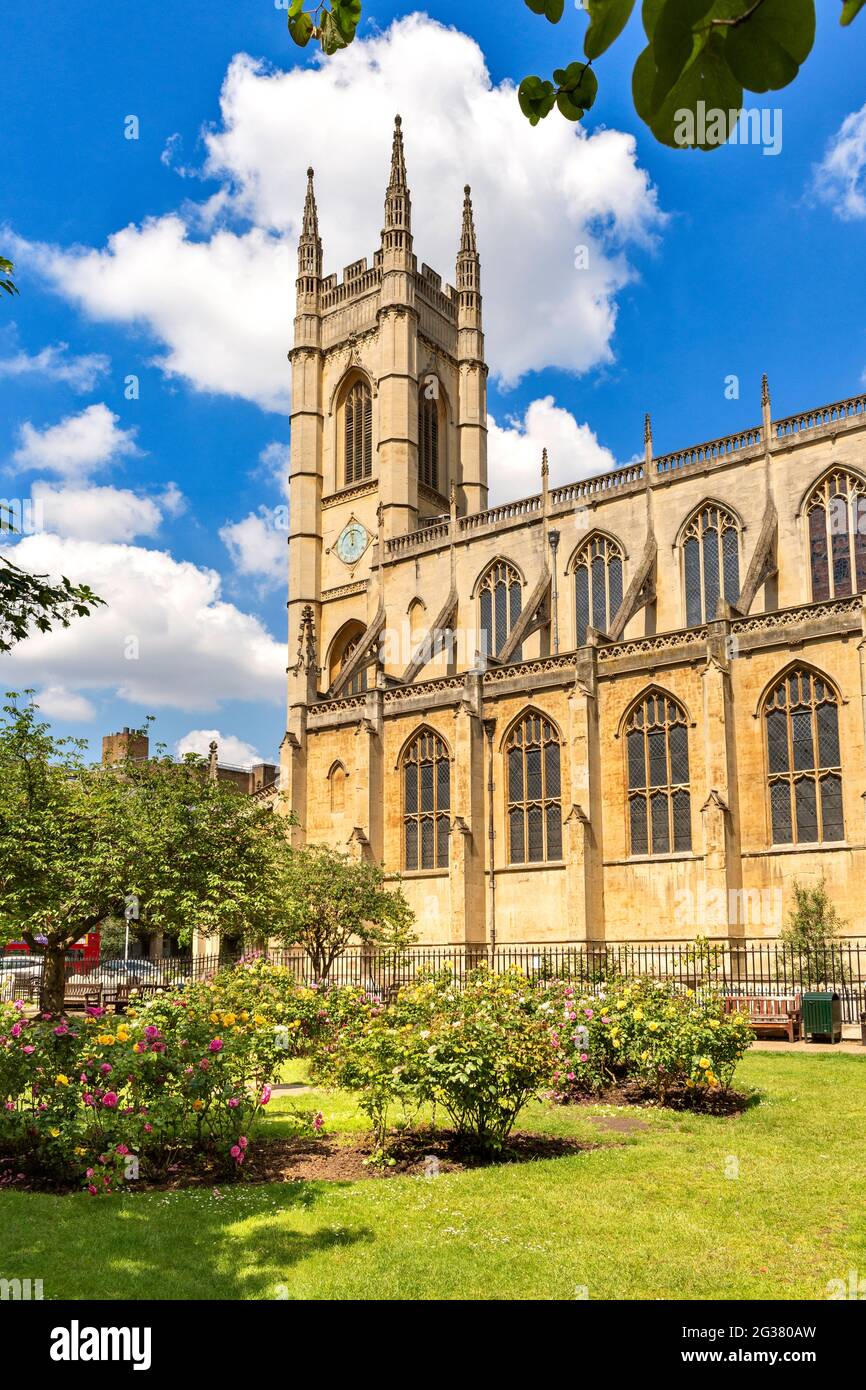 LONDON ENGLAND CHELSEA ST LUKE'S PARISH CHURCH AND ROSE GARDEN SYDNEY STREET Banque D'Images