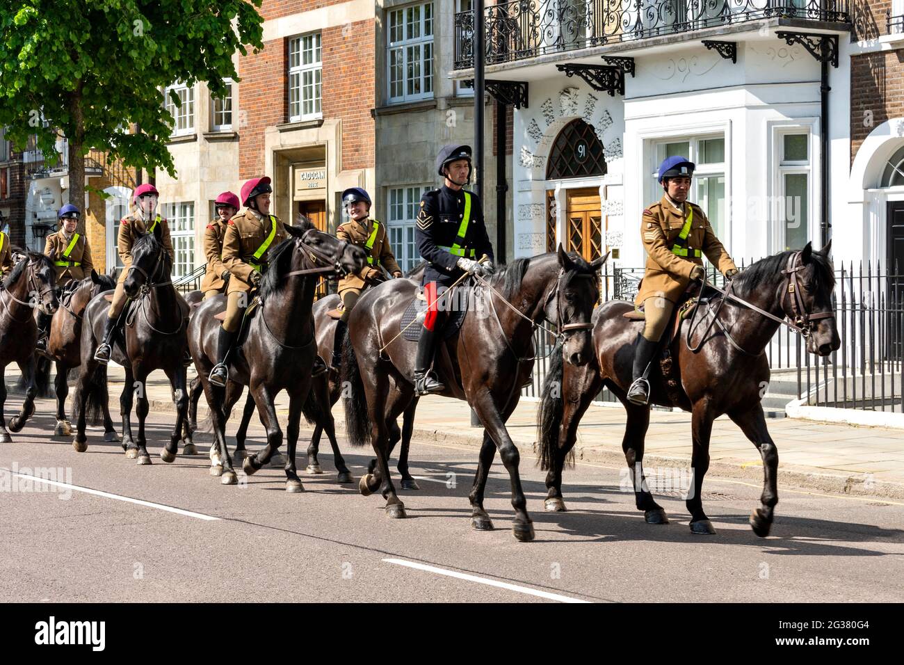 LONDRES ANGLETERRE MÉNAGE CAVALERIE CHEVAUX NOIRS ET LEURS CAVALIERS À SLOANE STREET CHELSEA SUR ADAY EN ÉTÉ Banque D'Images