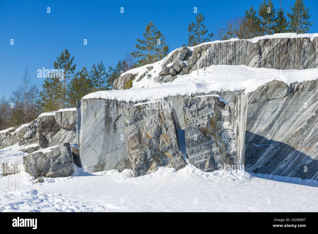 Pierres de marbre cassées dans une vieille carrière de marbre. Ruskeala Mountain Park, Carélie Banque D'Images