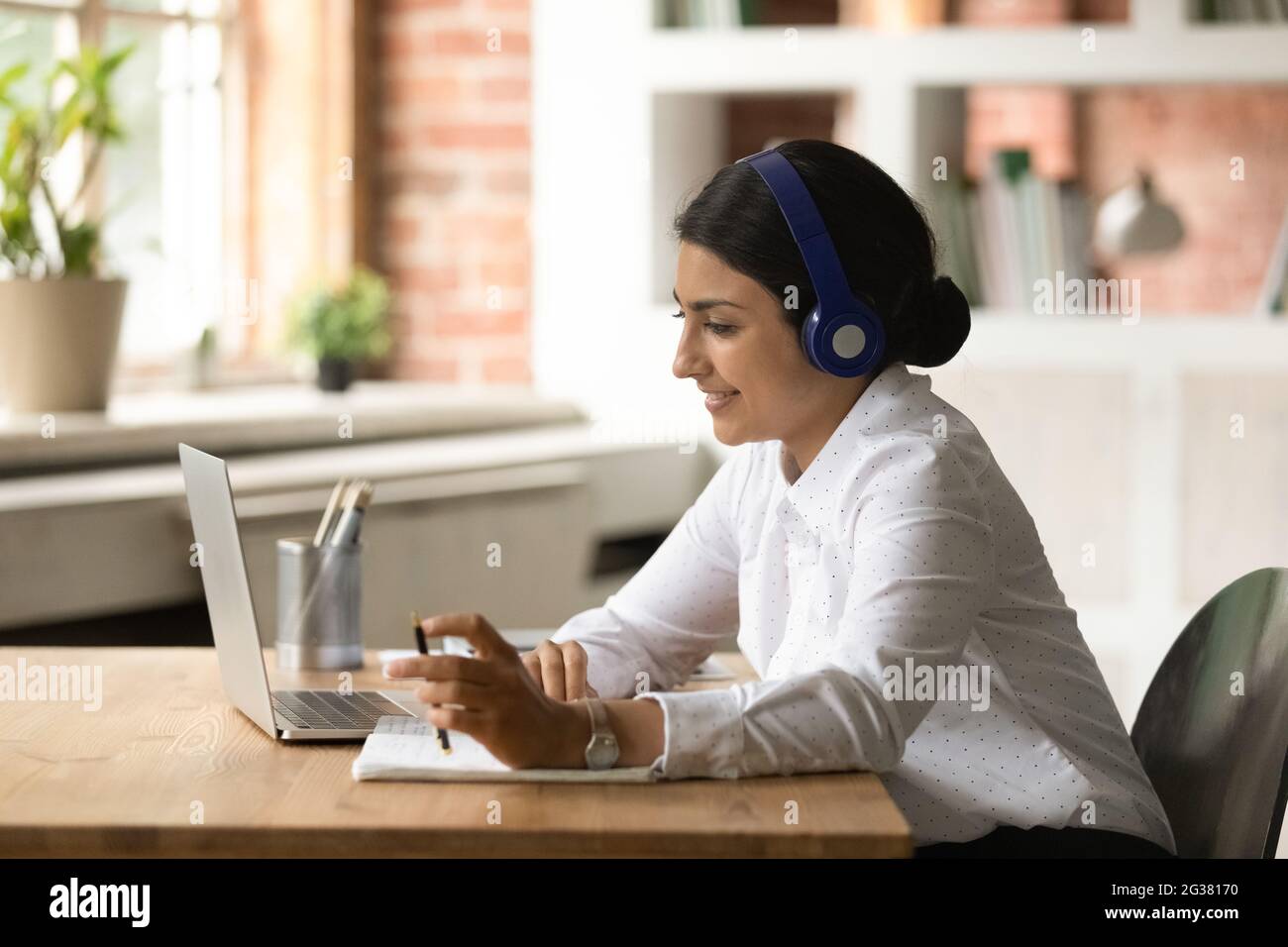 Jeune femme indienne ciblée étudiant sur des cours en ligne. Banque D'Images