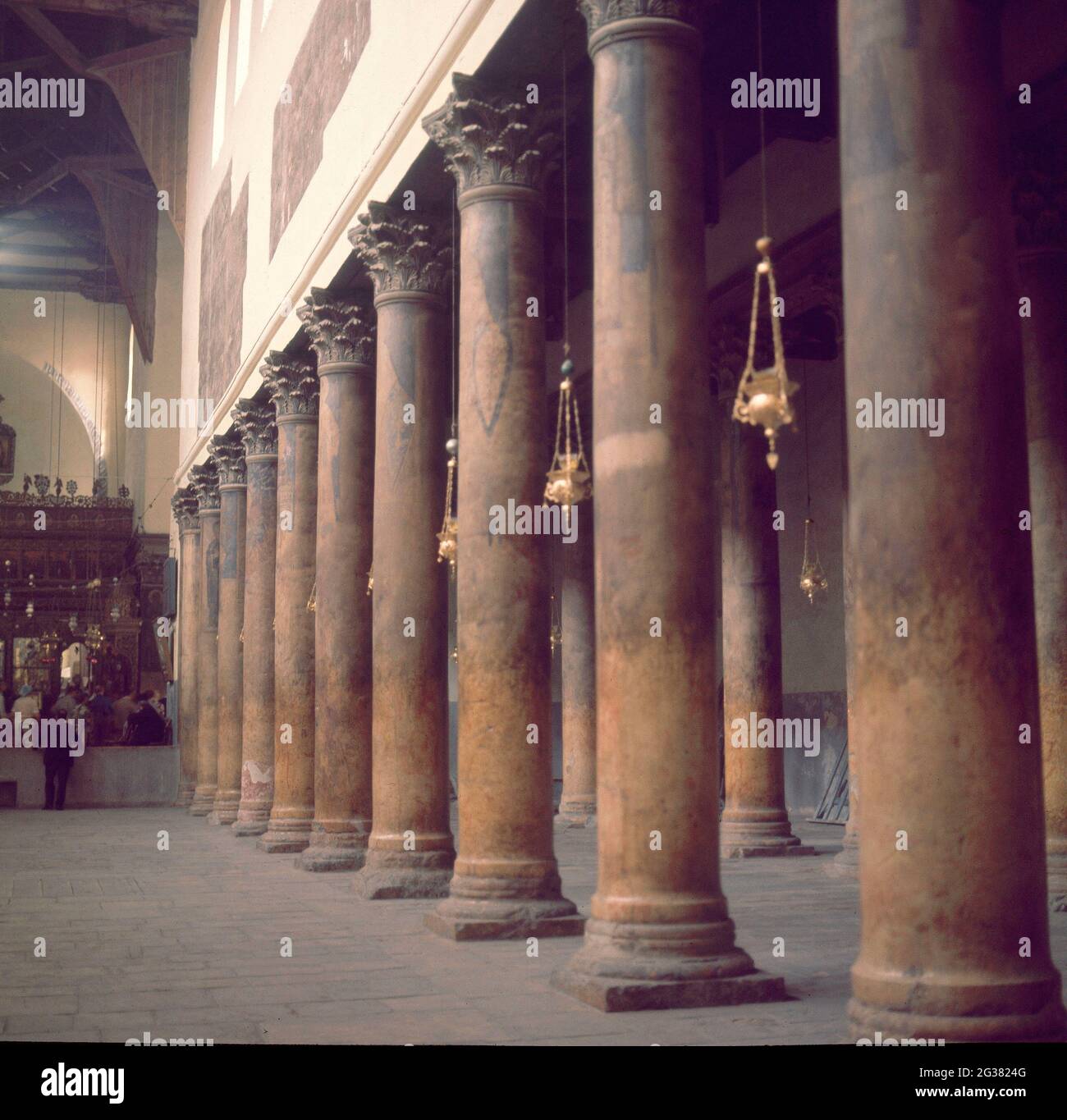 COLUMNAS DE LA NEF CENTRE DE LA BASILIQUE - FOTO AÑOS 60. EMPLACEMENT : BASILIQUE DE LA NATIVIDAD. BELEN. ISRAËL. Banque D'Images