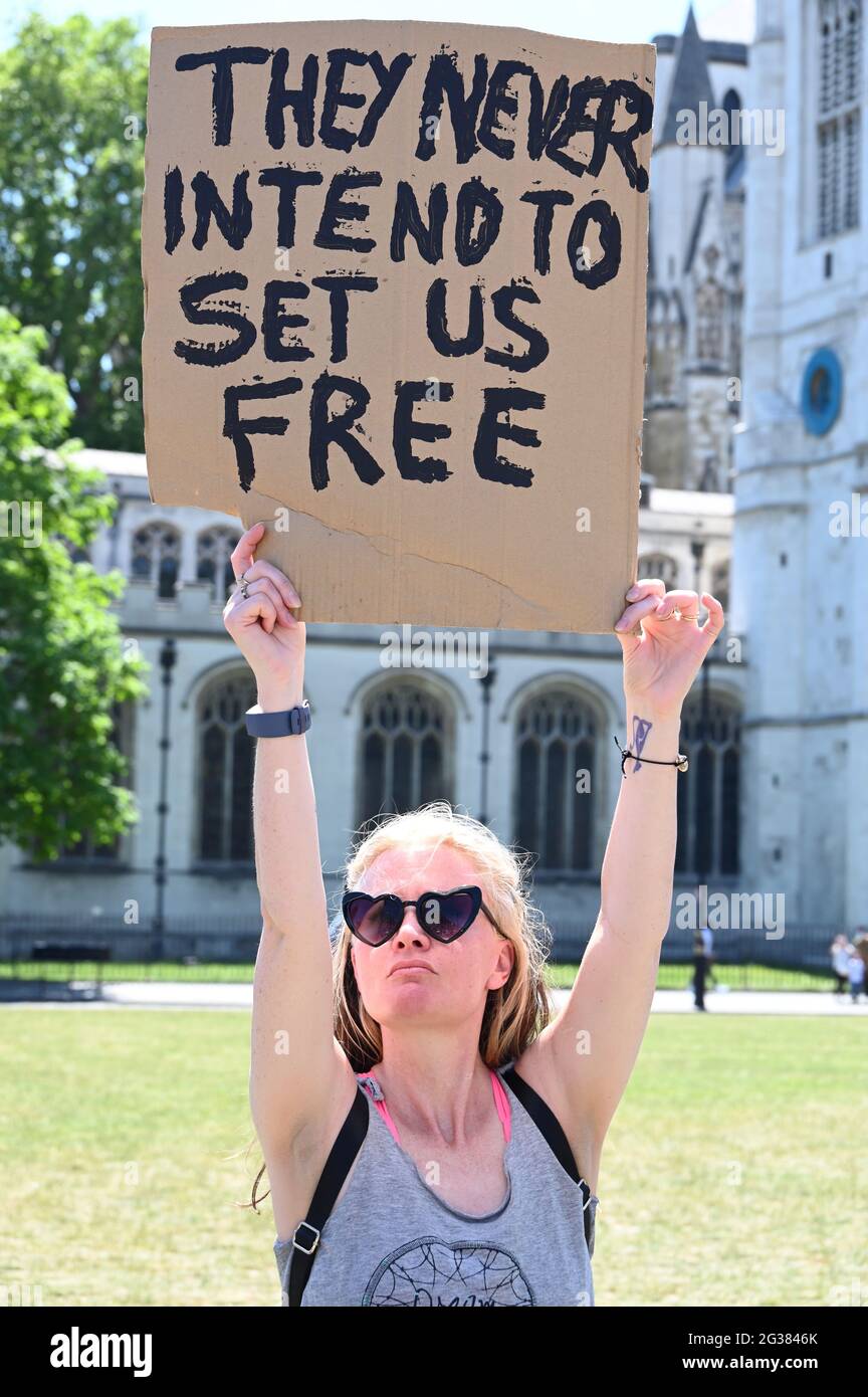 Londres, Royaume-Uni. Démonstration anti-verrouillage et anti VAX. Le gouvernement a annoncé que la levée supplémentaire des restrictions au confinement de la COVID-19 serait reportée du 21 juin au 19 juillet 2021 au plus tôt. Place du Parlement, Westminster. Crédit : michael melia/Alay Live News Banque D'Images