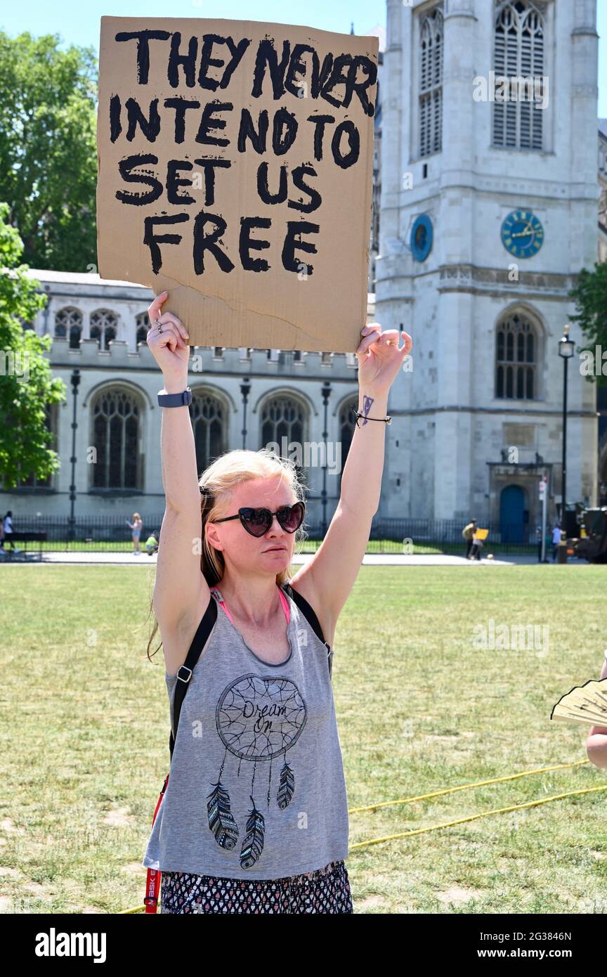 Londres, Royaume-Uni. Démonstration anti-verrouillage et anti VAX. Le gouvernement a annoncé que la levée supplémentaire des restrictions au confinement de la COVID-19 serait reportée du 21 juin au 19 juillet 2021 au plus tôt. Place du Parlement, Westminster. Crédit : michael melia/Alay Live News Banque D'Images