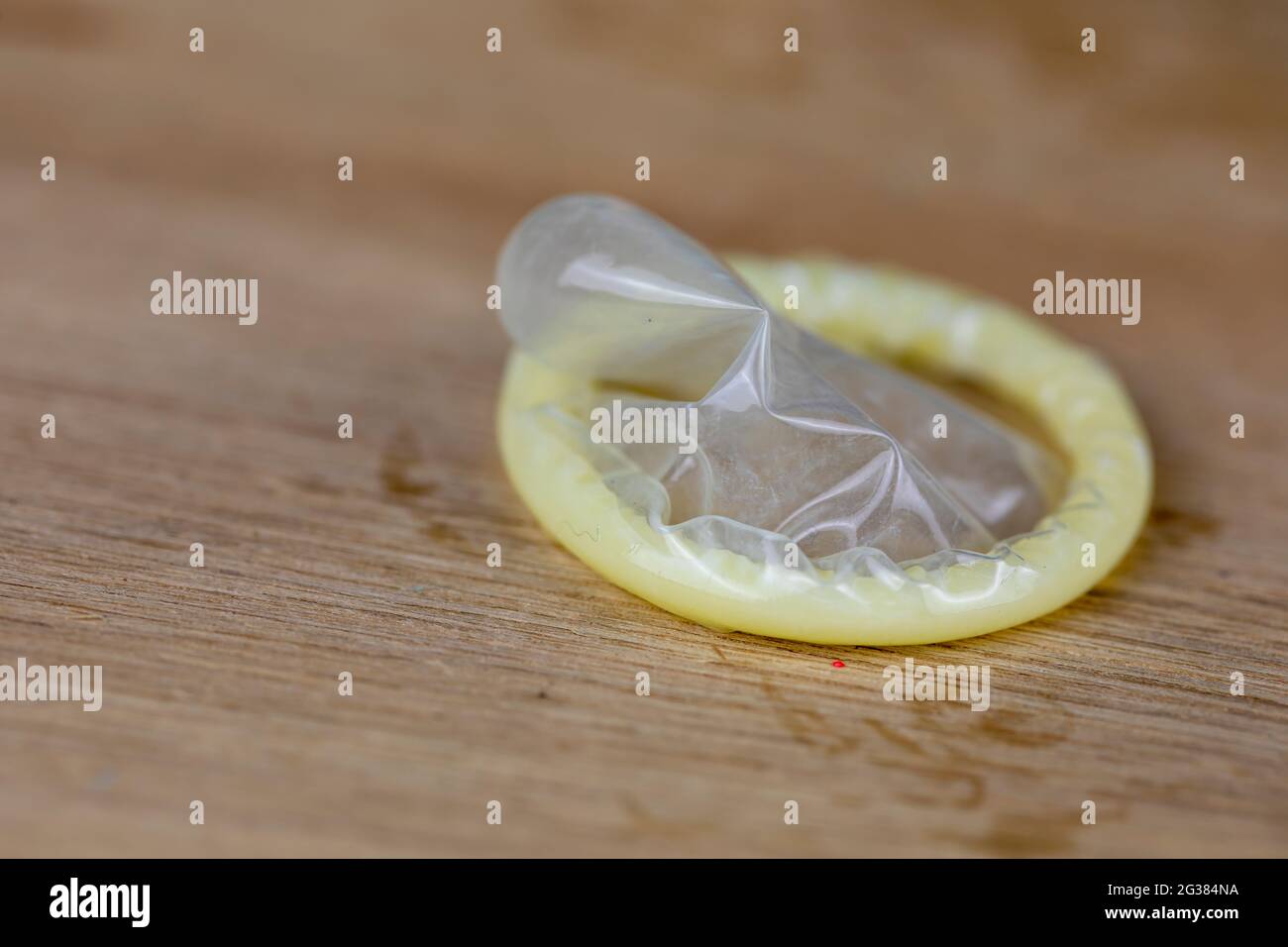 Préservatif ouvert , concept de santé sexuelle Banque D'Images