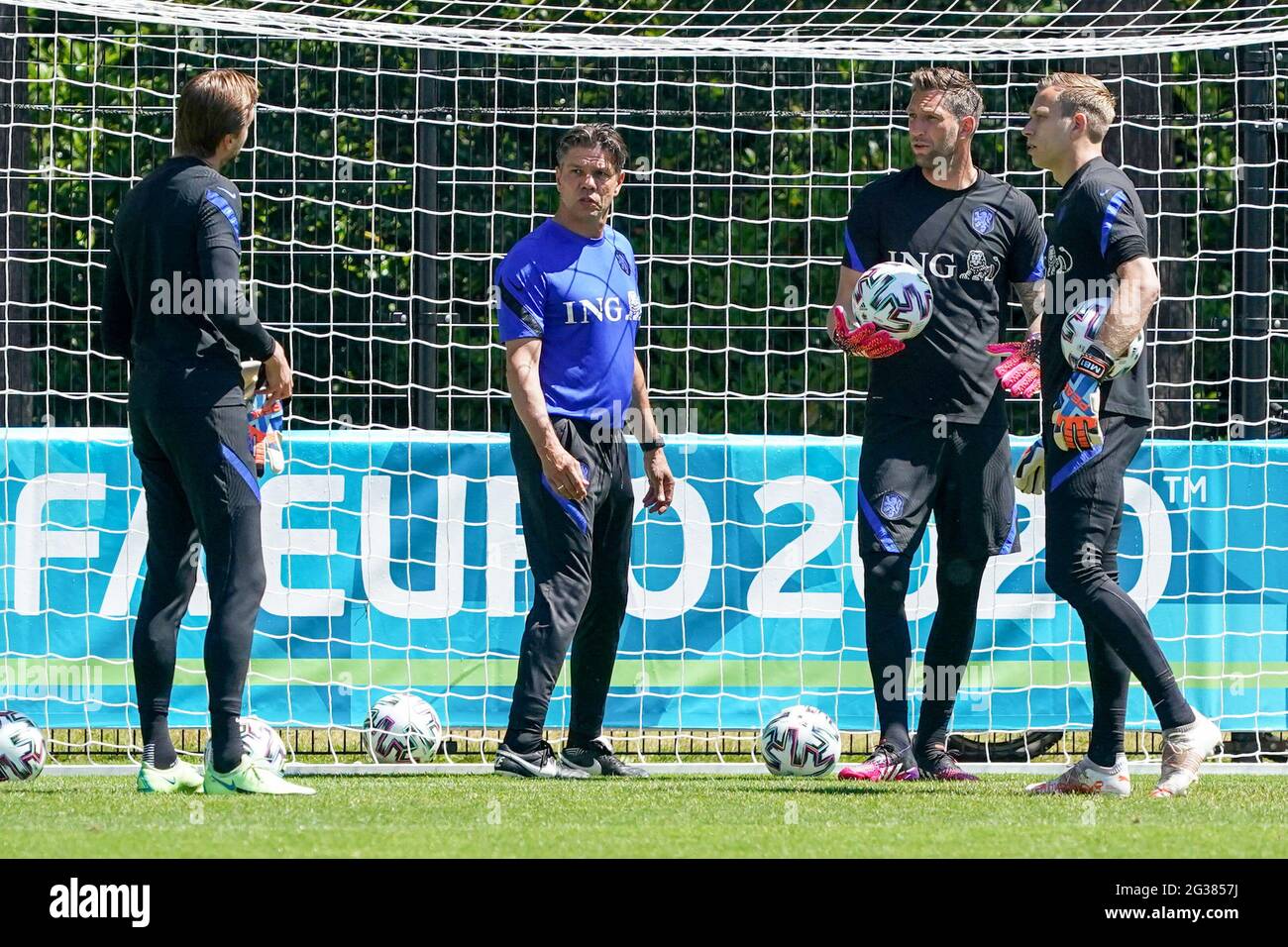 ZEIST, PAYS-BAS - JUIN 14 : gardien de but Tim Krul des pays-Bas, entraîneur de keepers Patrick Lodewijks des pays-Bas, gardien de but Marten Stekelenburg des pays-Bas, gardien de but Marco Bizot des pays-Bas pendant la session de formation aux pays-Bas - UEFA Euro 2020 : Groupe C au campus de KNVB le 14 juin 2021 à Zeist, pays-Bas (photo par Andre Weening/Orange Pictures) crédit: Orange pics BV/Alay Live News Banque D'Images