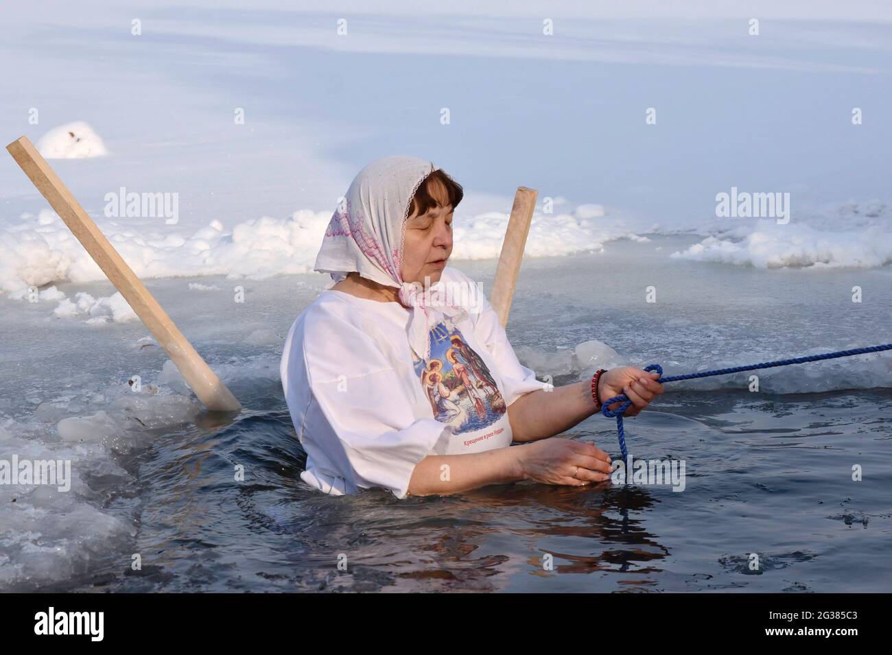 Svyatogorsk, Ukraine. 19 janvier 2021. Une femme prend un plongeon dans la rivière pendant les célébrations de Epiphany. Le Svyato-Uspenskaya Svyatogorskaya Lavra est un important monastère chrétien orthodoxe sur la rive droite de la Seversky Donets, près de la ville de Svyatogorsk dans l'oblast de Donetskaya (région) de l'est de l'Ukraine. Aujourd'hui, le monastère constitue la pièce maîtresse du Parc naturel national. (Photo par Andriy Andriyenko/SOPA Images/Sipa USA) crédit: SIPA USA/Alay Live News Banque D'Images