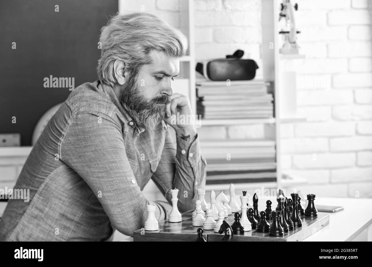Réfléchir à l'étape suivante. Leçon d'échecs. Concept de stratégie. Jouer aux échecs. Passe-temps intellectuel. Logiques de développement. Apprendre jouer aux échecs. Mauvais déplacement Banque D'Images