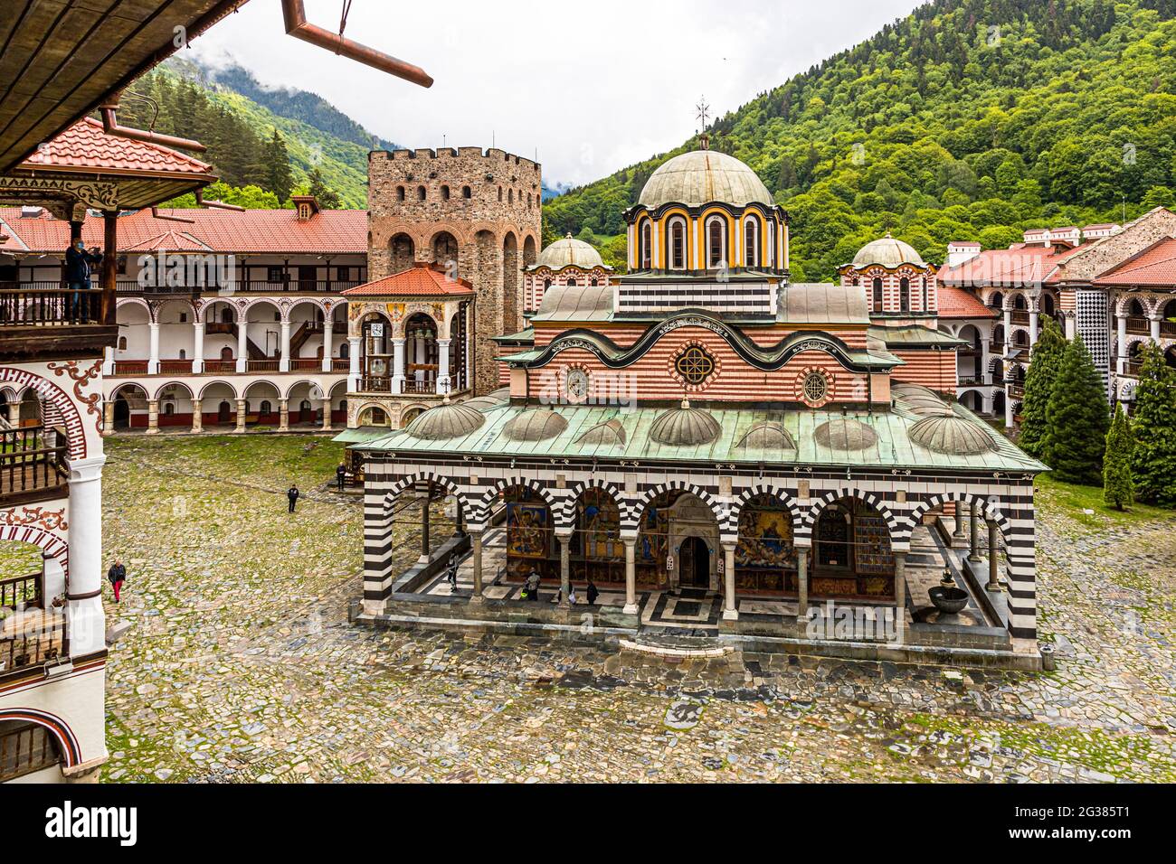 Le Monastère de Saint Ivan de Rila, mieux connu sous le nom de Monastère de Rila (Рилски манастир, Rilski manastir) est le plus grand et le plus célèbre monastère orthodoxe de l'est en Bulgarie. Il appartient au patrimoine mondial de l'UNESCO. Banque D'Images