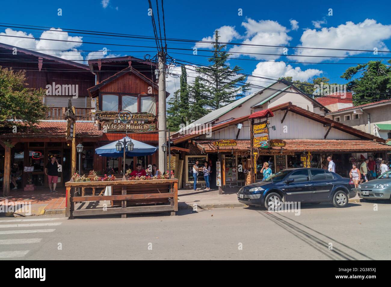VILLA GENERAL BELGRANO, ARGENTINE - 3 avril 2015: Restaurants dans Villa General Belgrano, Argentine. Village sert maintenant comme un attir touristique de style allemand Banque D'Images