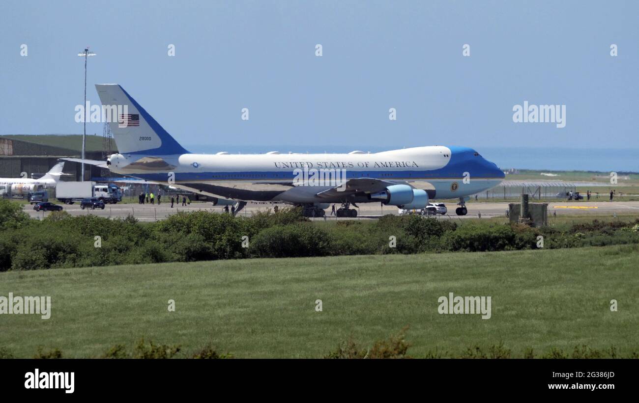 Newquay. L'aéroport de Cornwall, le G7, le président Joe Biden et la femme Jill sont escortés par un convoi à destination de l'Airforce One pour prendre le vol à destination de l'aéroport de Londres Heathrow jusqu'au château de Windsor pour rencontrer la Reine à la fin de la conférence du G7 à Carbis Bay. 13 juin 2021. Crédit : Robert Taylor/Alay Live News Banque D'Images