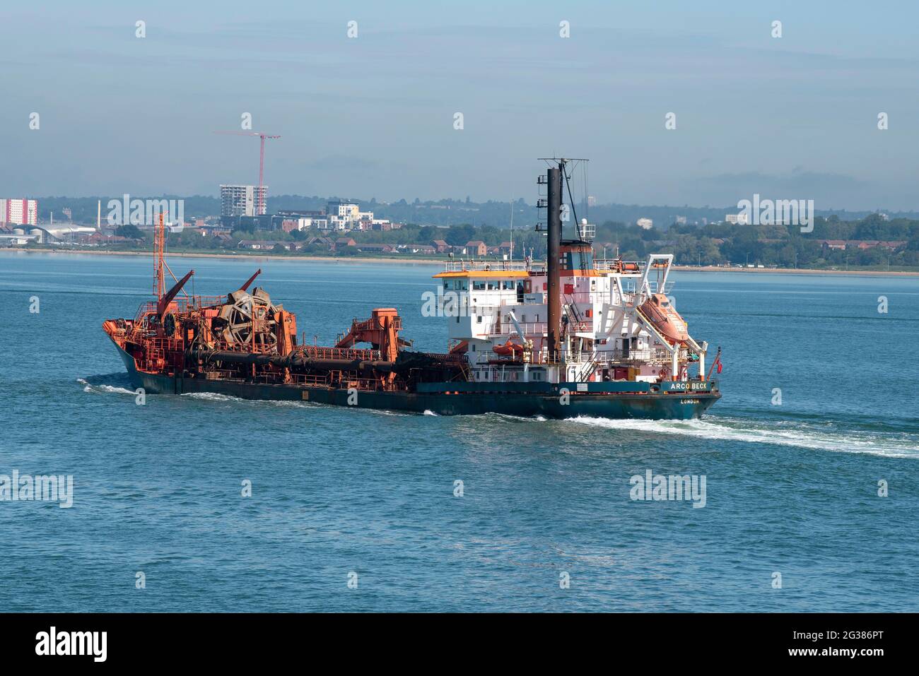 Southampton Water, Angleterre, Royaume-Uni. 2021. Arco Beck un navire de drague à trémie aspirante de fuite est en cours sur Southampton Water, dans le sud de l'Angleterre, au Royaume-Uni Banque D'Images