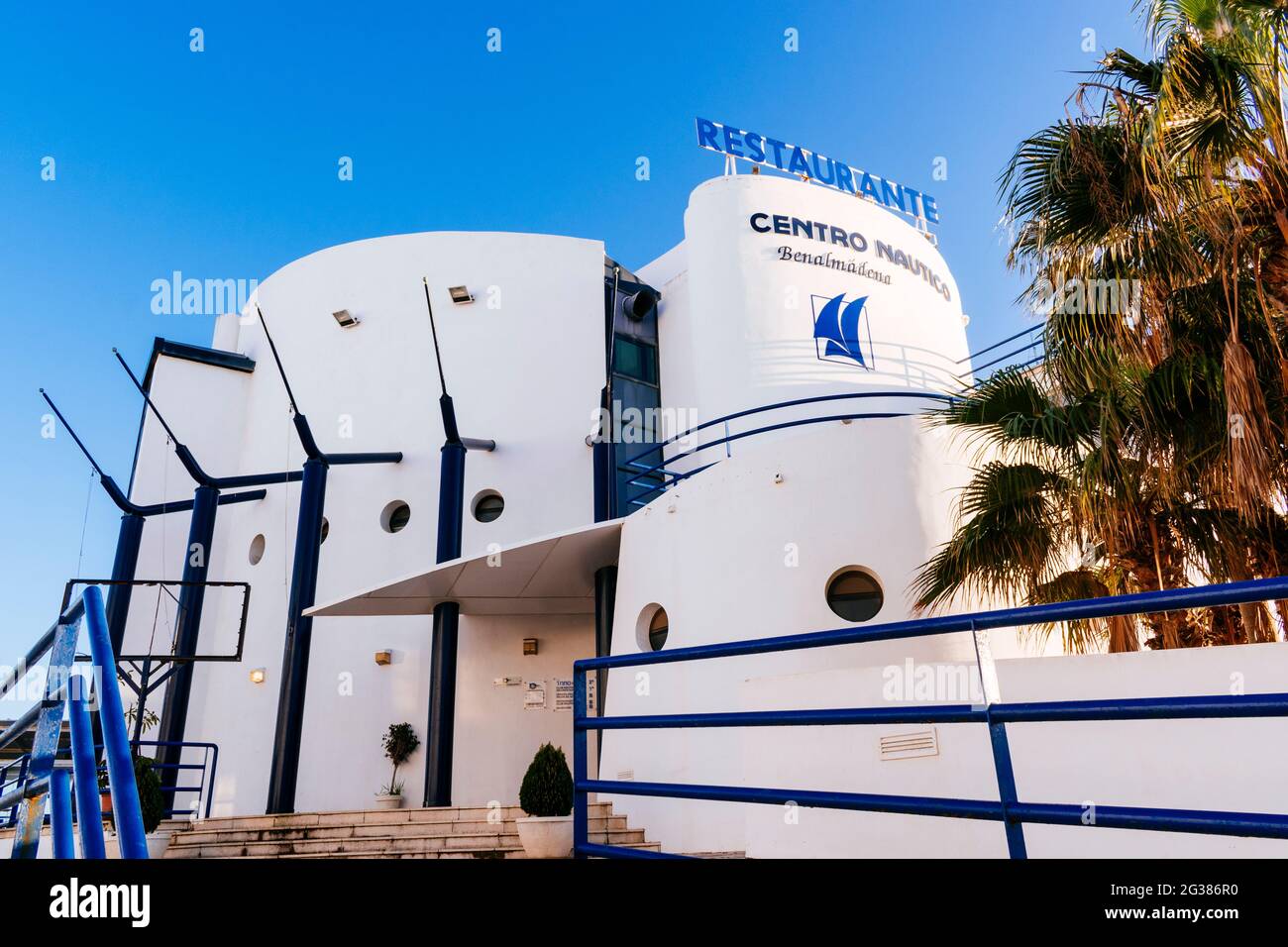 Restaurant Centro Nautico. Puerto Marina, belle marina avec yachts de luxe et bateaux à moteur dans la ville touristique de bord de mer de Benalmádena, Málaga, COS Banque D'Images