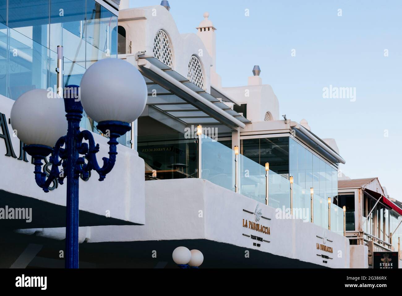 Terrasses de restaurant. Puerto Marina, belle marina avec yachts de luxe et bateaux à moteur dans la ville touristique de bord de mer de Benalmádena, Málaga, Costa del Banque D'Images