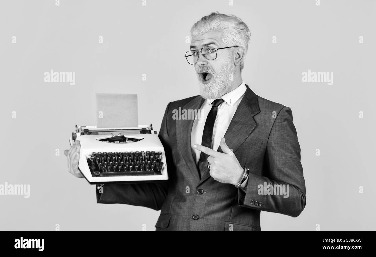 bon choix. machine à écrire vintage. nouvelle technologie. homme d'affaires  prospère utilisez une machine à écrire rétro. cheveux de barbe teint  d'homme mûr. marque de dactylographe professionnelle Photo Stock - Alamy