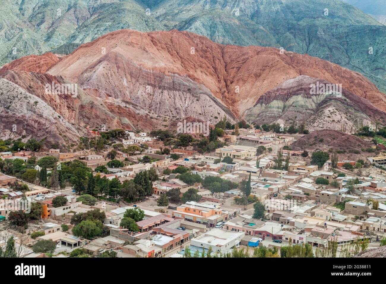 Cerro del los Siete Colores (la colline des sept couleurs) plus de Purmamarca (village) de la vallée Quebrada de Humahuaca, Argentine Banque D'Images