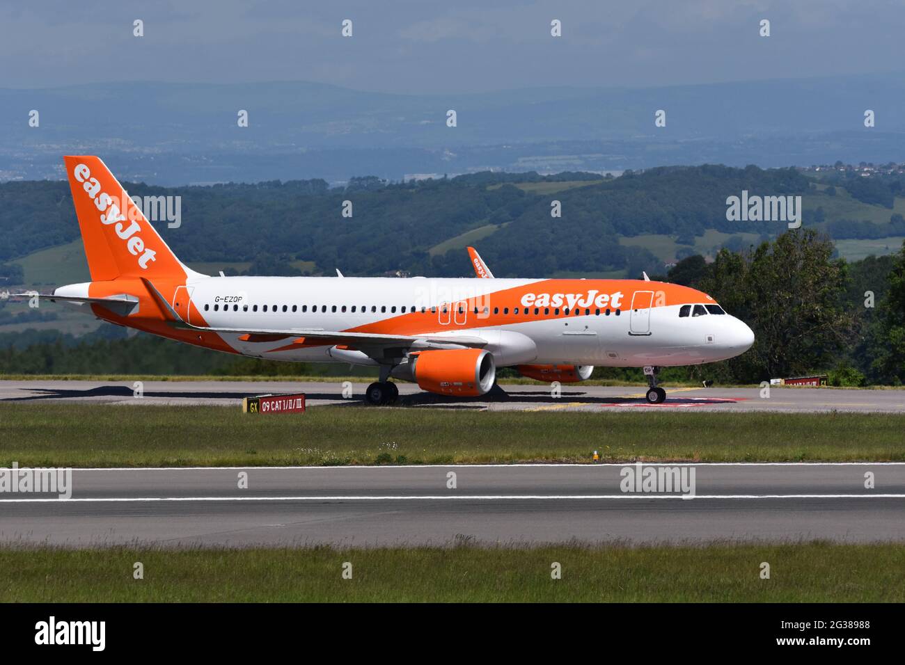 Un avion easyJet Airbus A320 - MSN 6633 - G-EZOP vient d'atterrir à Lulsgate, aéroport de Bristol, ANGLETERRE, Royaume-Uni le 14/06/2021 pendant Covid-19 Banque D'Images