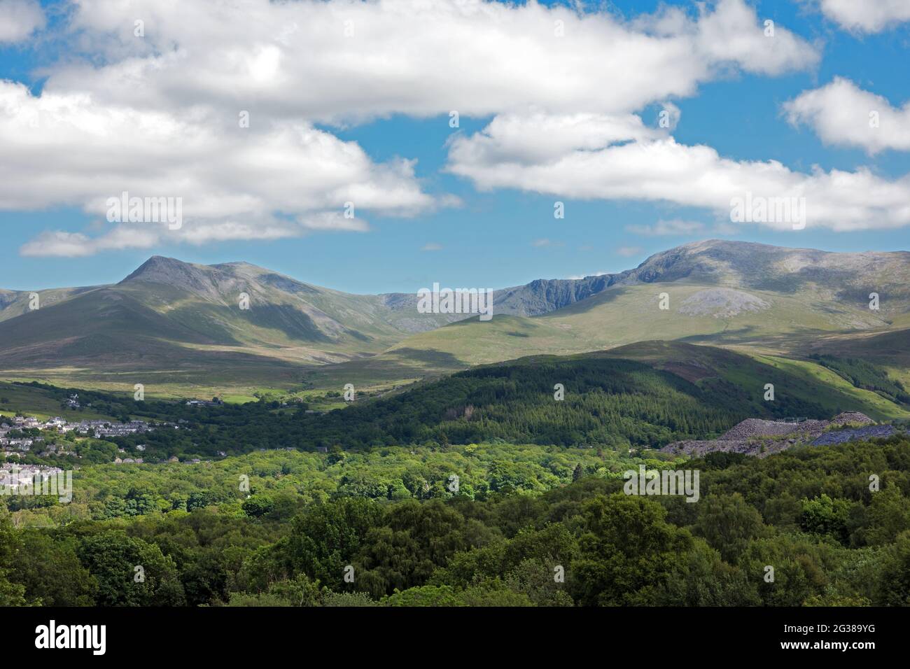 La chaîne de montagnes de Carneddau se trouve à Snowdonia, dans le nord du pays de Galles. Voici les deux plus hauts sommets Carnedd Llewellyn et Carnedd Dafydd. Banque D'Images