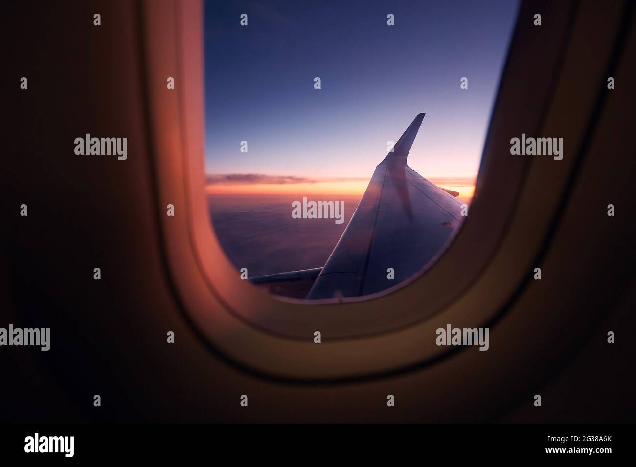 Belle vue depuis la fenêtre de l'avion pendant le vol au coucher du soleil coloré. Banque D'Images