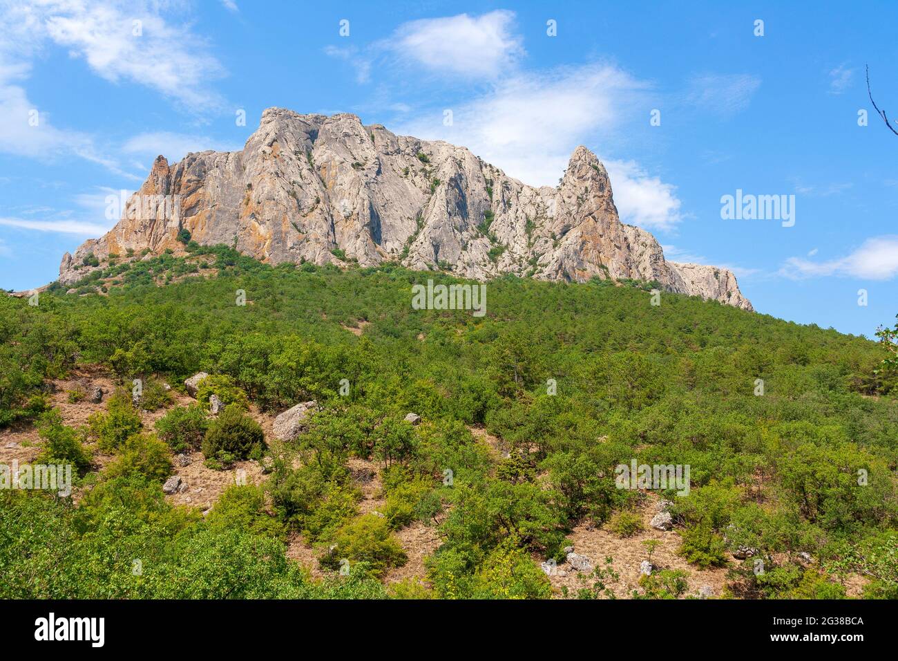 Paysage de montagne, une montagne avec une grande crête de pierre sur le dessus Banque D'Images