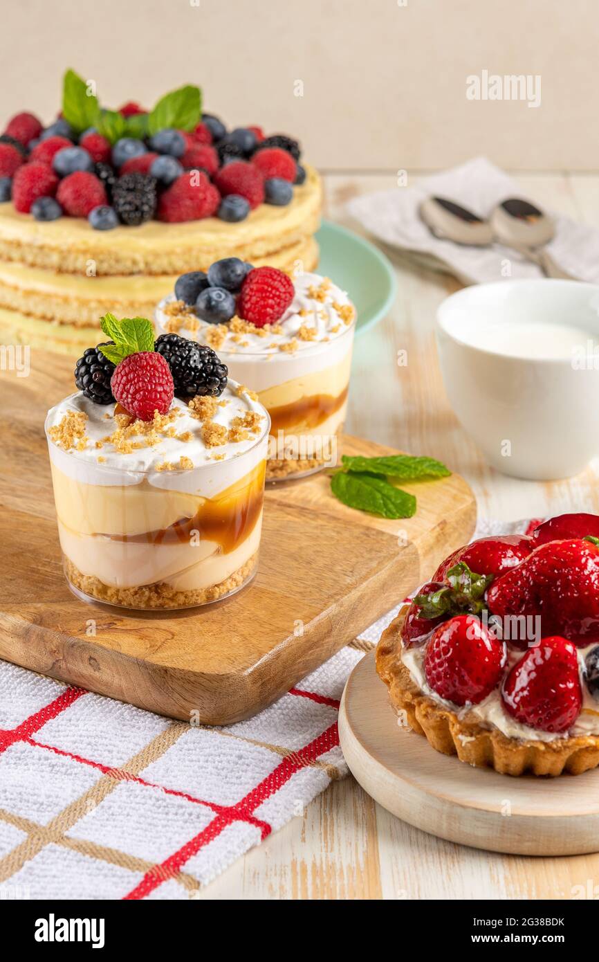Desserts sucrés avec baies fraîches sur fond de bois. Banque D'Images