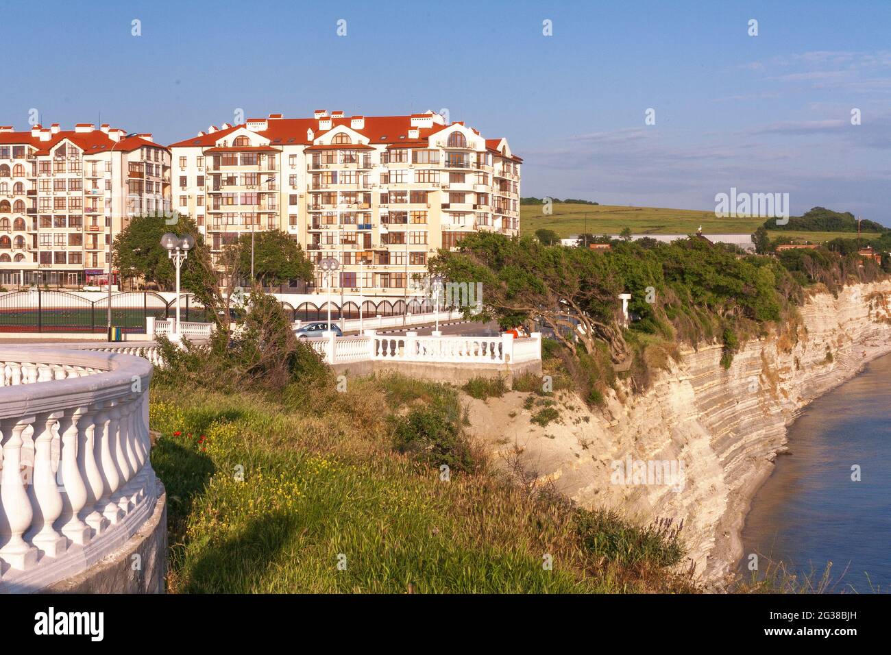 Promenade dans la station balnéaire de Gelendzhik, au-dessus d'une falaise abrupte Banque D'Images