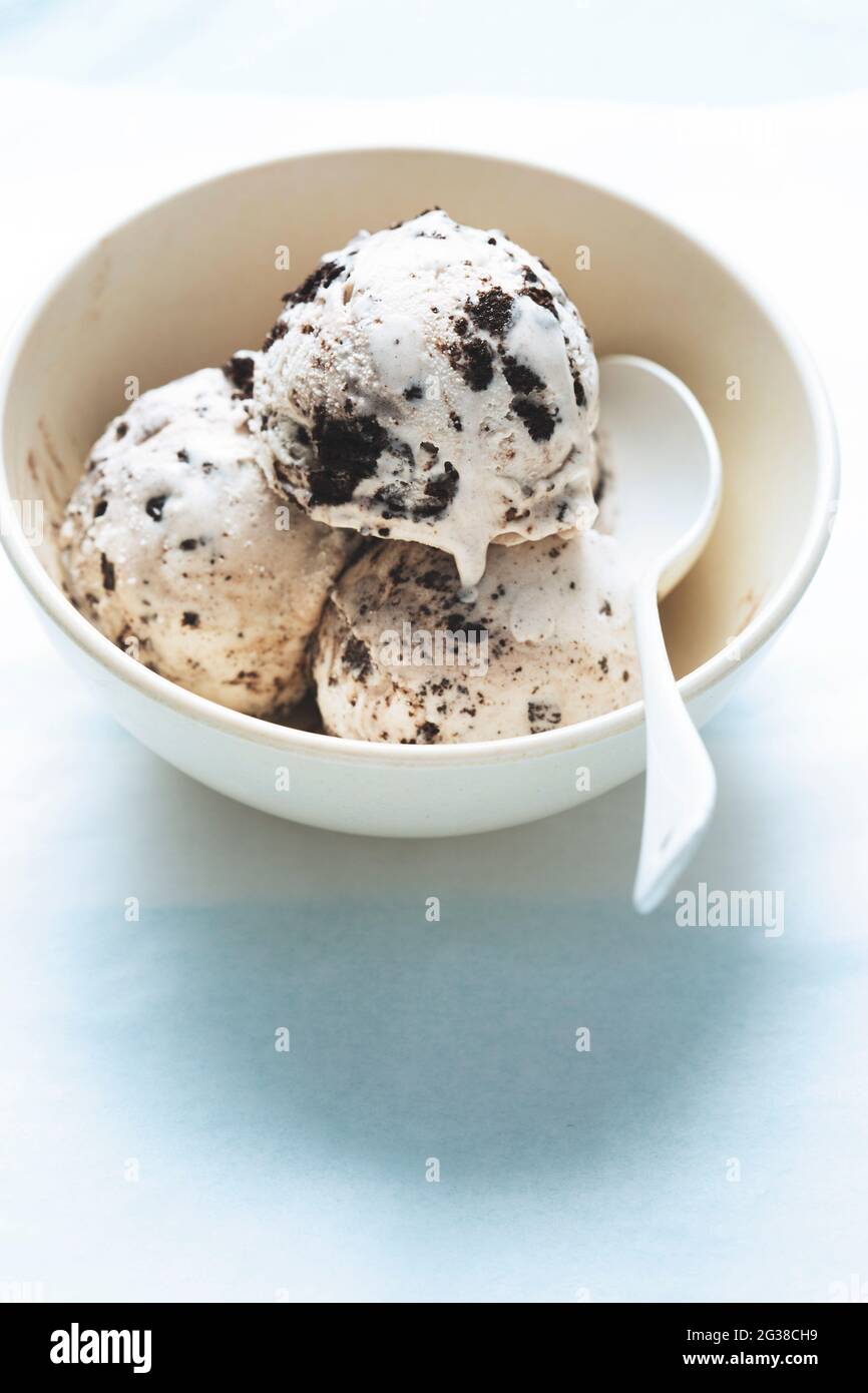 Biscuits au chocolat glace à la vanille dans un bol Banque D'Images