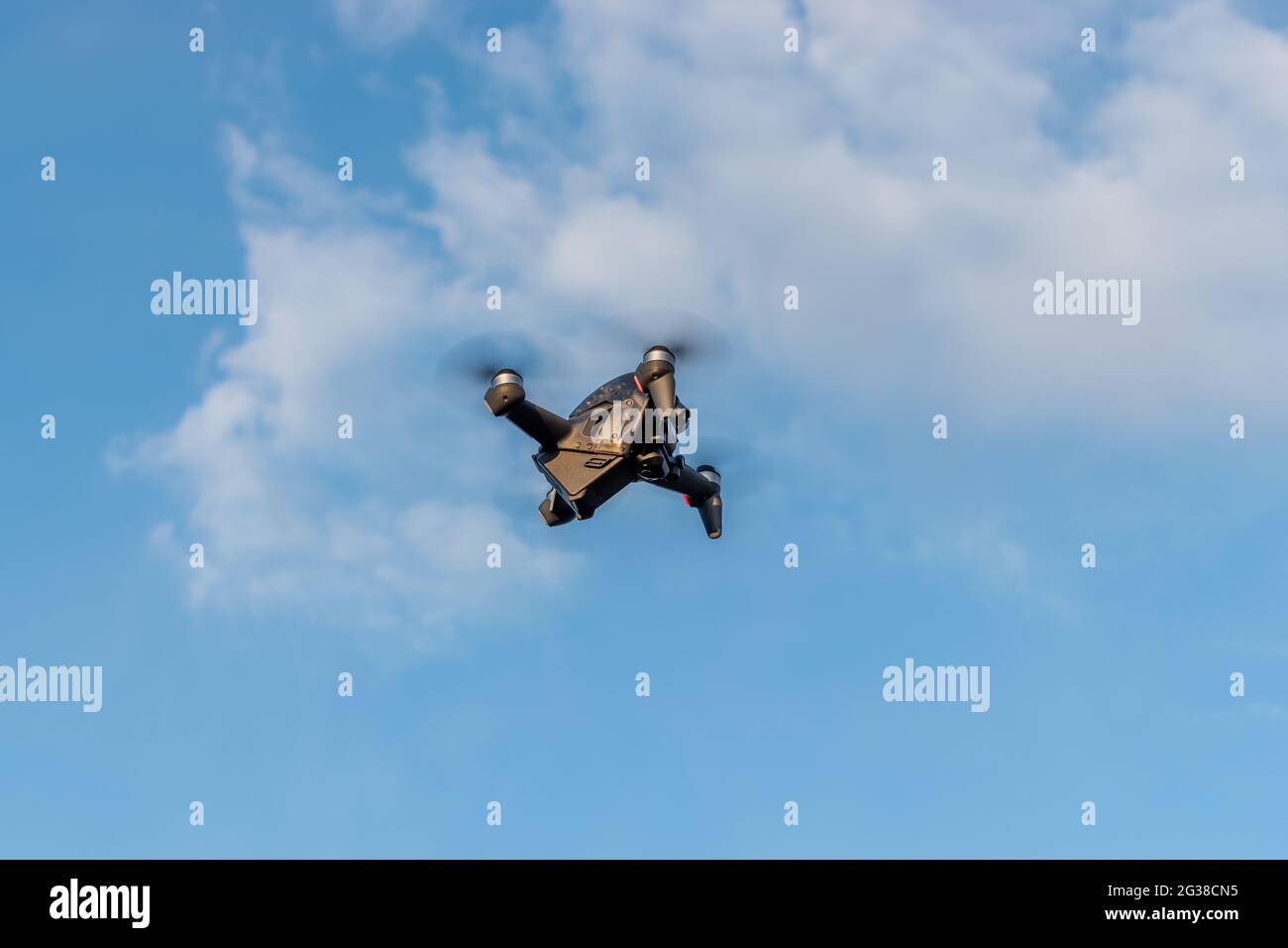 Kiev, Ukraine - 26 avril 2021 : un nouveau drone FPV DJI vole pendant une journée ensoleillée sur fond de ciel. Banque D'Images