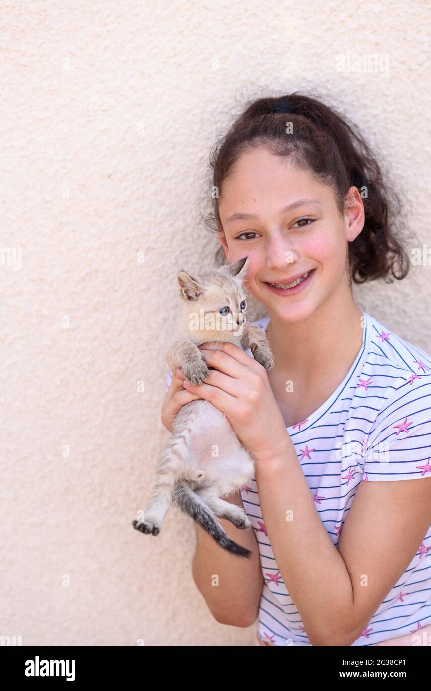 Fille Tenant Un Nouveau Chaton De Bebe Un Enfant Heureux Avec Des Dents Orthodontiques Tient Un Chat Dans Ses Bras Photo Stock Alamy