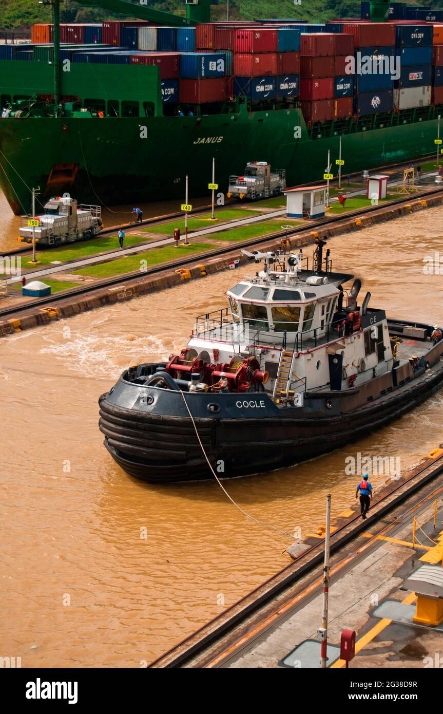 ÉCLUSES DU CANAL DE PANAMA ..les écluses du canal de Panama est un système de écluses qui soulève un navire de 25.9 m (85 pi) à l'élévation principale du canal de Panama et de nouveau vers le bas. Il compte six marches au total (trois en haut, trois en bas pour le passage d'un navire). La longueur totale des structures d'écluse, y compris les murs d'approche, est de plus de 3 kilomètres (près de deux milles). Ils sont l'un des plus grands travaux d'ingénierie jamais entrepris à l'époque, quand ils ont ouvert en 1914. Aucune autre construction de béton de taille comparable n'a été entreprise jusqu'au barrage Hoover dans les années 1930. Il existe deux voies de transition indépendantes (chaque l Banque D'Images