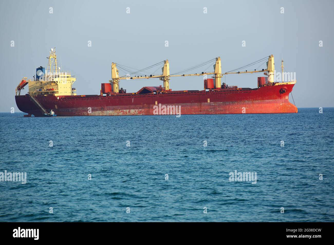 Navire industriel navire sur la mer, horizon. Banque D'Images