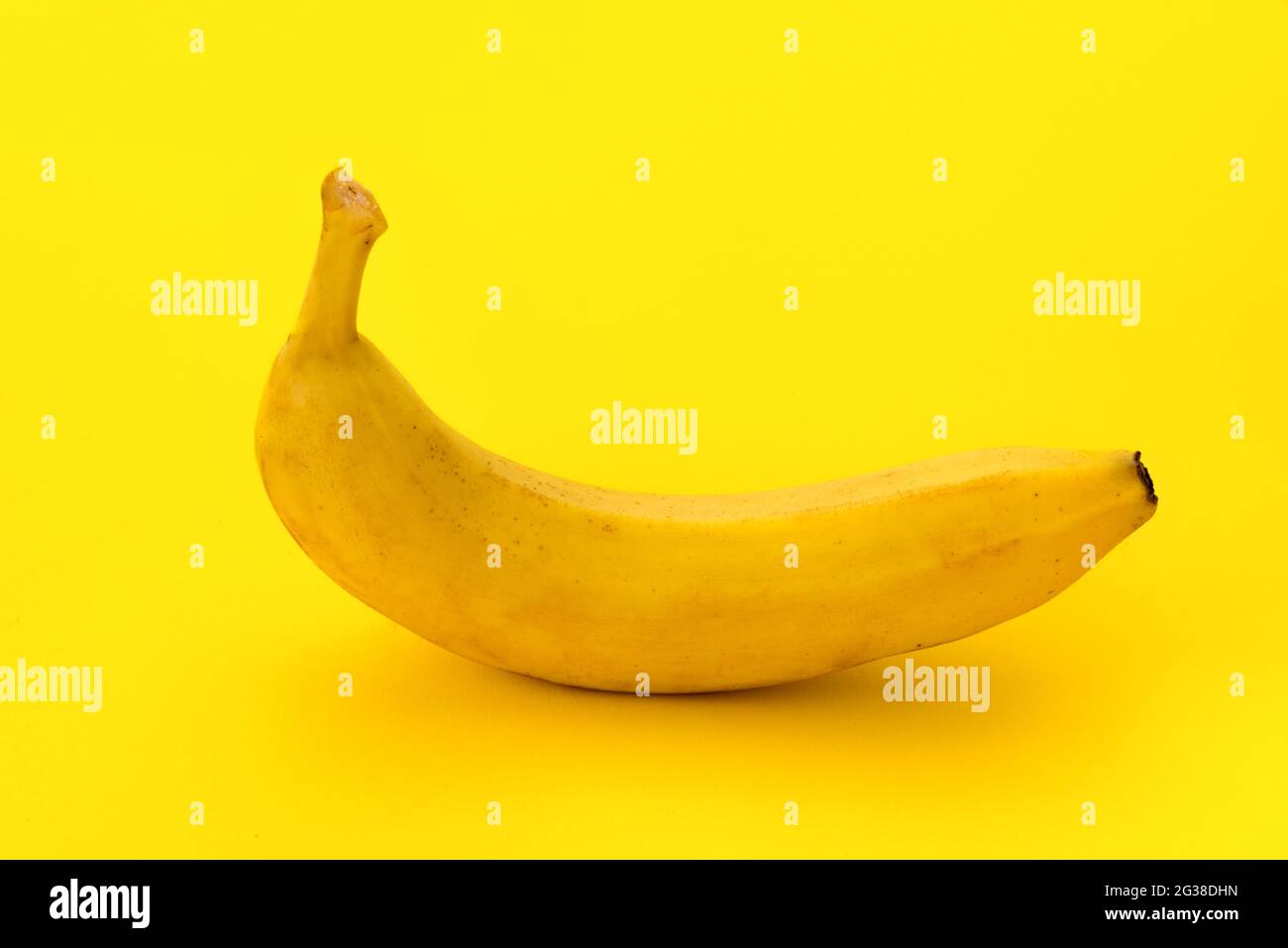 banane sur fond jaune, espace de copie, graphiques pour étiquette ou carte de vœux Banque D'Images
