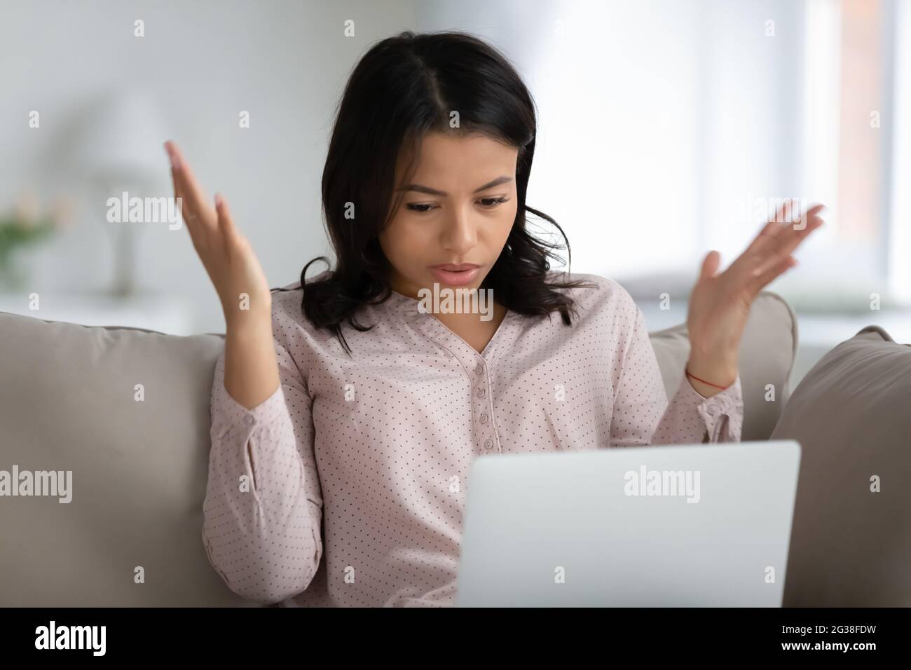 Une course mixte agacée femme asiatique s'inquiète de problèmes avec un ordinateur portable Banque D'Images