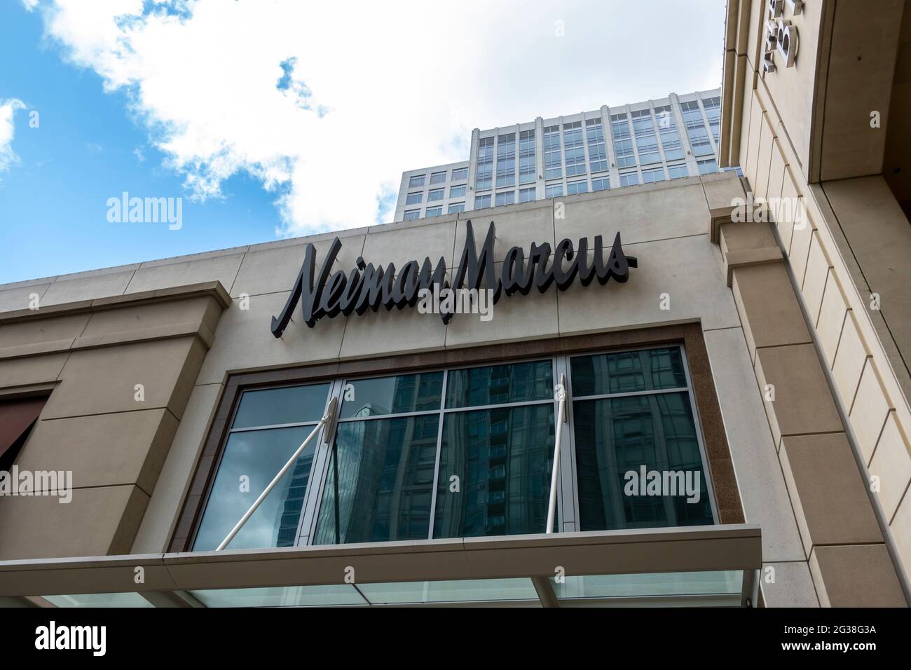 Bellevue, WA États-Unis - vers mai 2021 : vue à angle bas d'un grand magasin Neiman Marcus dans le centre-ville par une journée ensoleillée. Banque D'Images