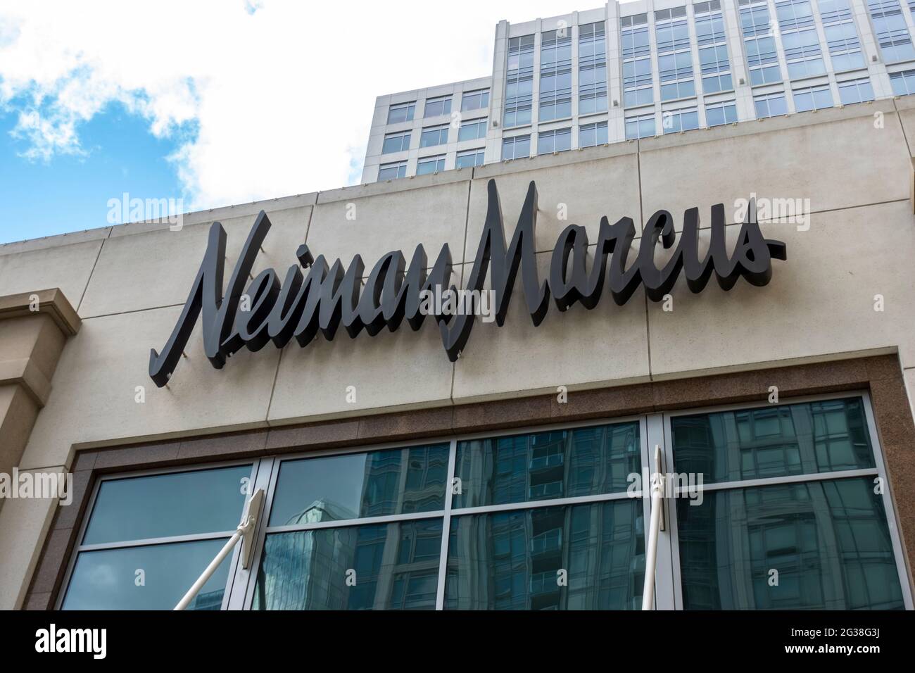 Bellevue, WA États-Unis - vers mai 2021 : vue à angle bas d'un grand magasin Neiman Marcus dans le centre-ville par une journée ensoleillée. Banque D'Images