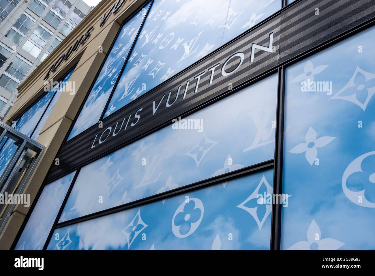 Bellevue, WA États-Unis - vers mai 2021 : vue extérieure d'un magasin de mode de luxe Louis Vuitton dans le centre-ville par une journée ensoleillée. Banque D'Images