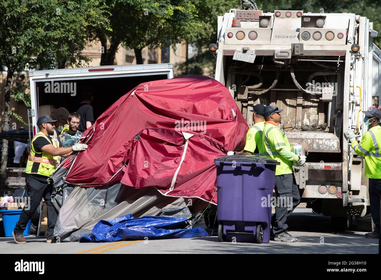 Austin, Texas, États-Unis. 14 juin 2021. La police de la ville d'Austin surveille pendant que les employés de la ville nettoient un grand camp de protestation des sans-abri du côté nord de l'hôtel de ville en milieu de matinée. La police a arrêté plusieurs sans-abri qui ont refusé de coopérer après plusieurs semaines d'avertissements et d'offres d'assistance. Crédit : Bob Daemmrich/ZUMA Wire/Alay Live News Banque D'Images