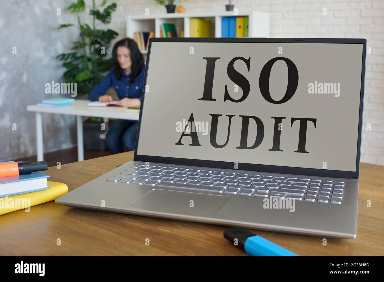 Ordinateur portable avec rapport d'audit ISO sur le bureau. Banque D'Images
