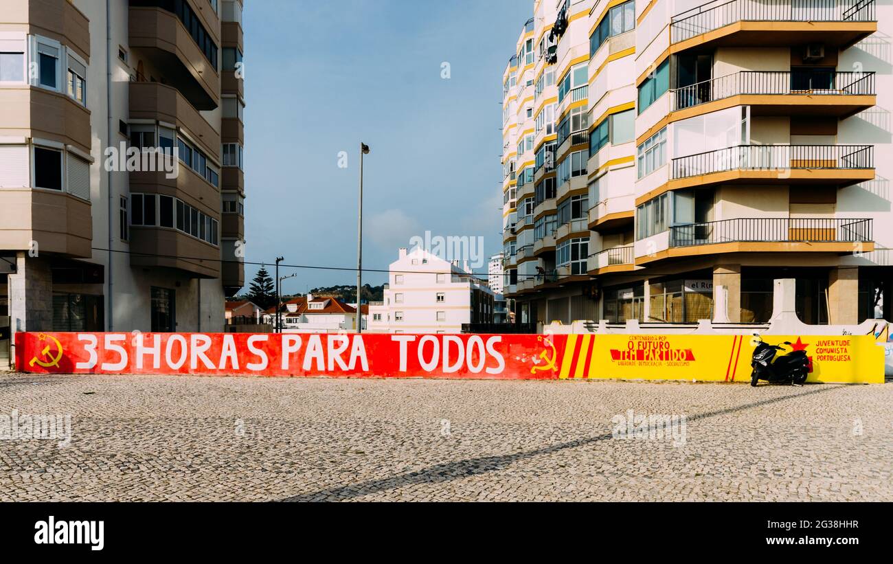 Slogan du Parti communiste à Caparica, Portugal. '35 heures par semaine pour tous' Banque D'Images