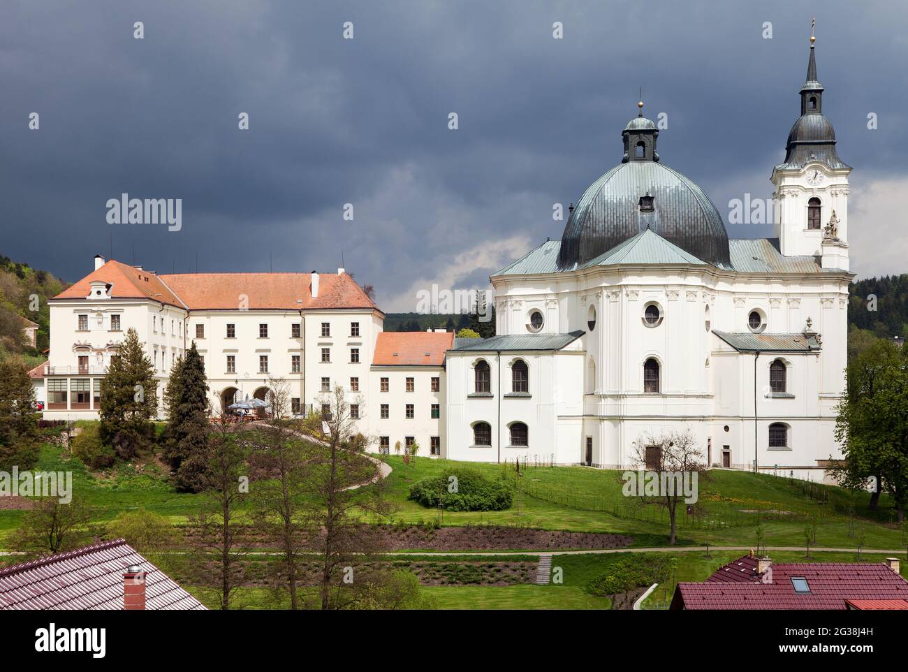 Église de pèlerinage et monastère dans le village de Krtiny du Nom De la Vierge Marie - monument de l'architecte baroque Jan Blazej Santini Aichel - Repub tchèque Banque D'Images