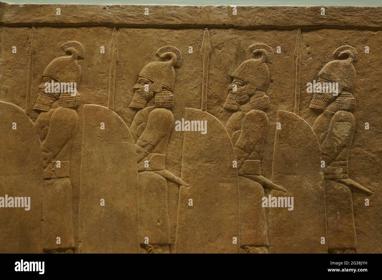 Londres, Royaume-Uni : détail d'un bas-secours assyrien en albâtre avec des soldats, tenu au British Museum Banque D'Images