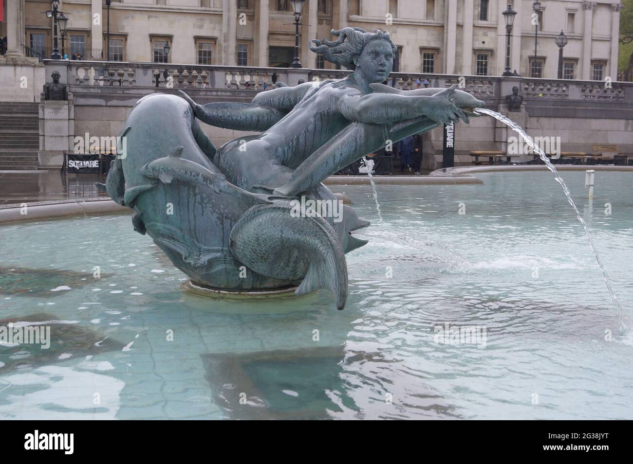 Londres, Royaume-Uni : l'une des statues de la sirène dans la fontaine de Trafalgar Square Banque D'Images