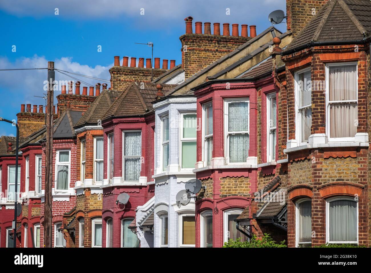 Une rangée de maisons en terrasse typiquement anglaises autour de Kensal s'élèvent à Londres avec un poteau téléphonique Banque D'Images
