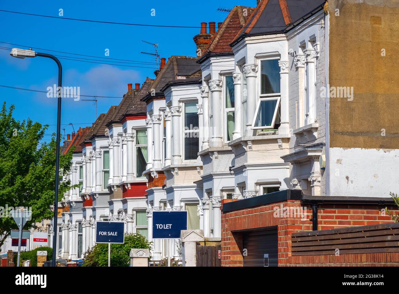 Une rangée de maisons en terrasse typiquement anglaises autour de Kensal s'élèvent à Londres avec des conseils d'agent immobilier Banque D'Images