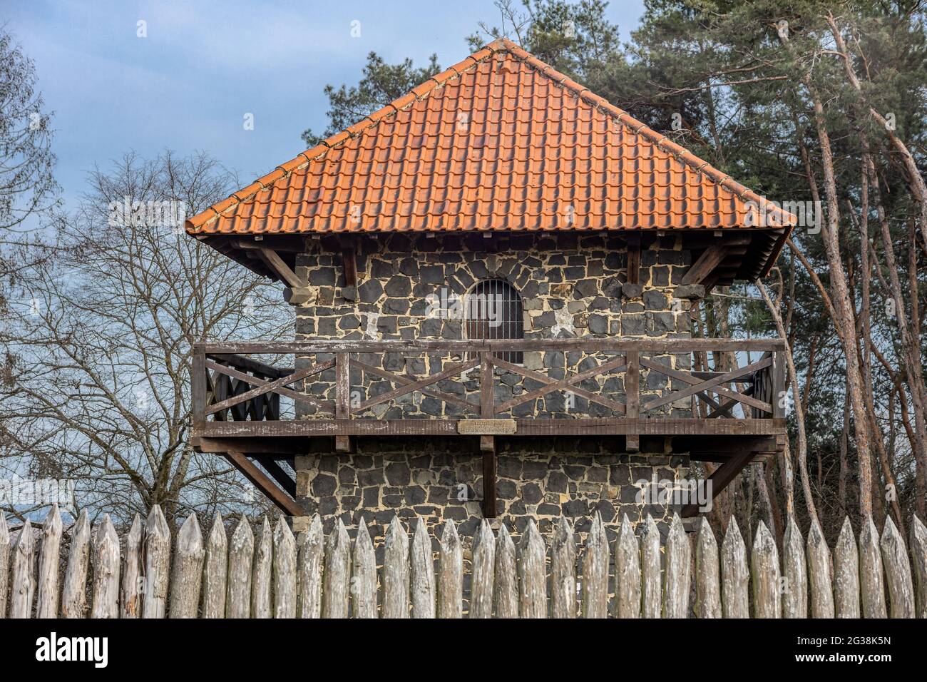 Reconstruit tour de guet romain et palissades à Limes Germanicus, l'ancienne frontière entre l'Empire romain et Germania, à proximité de Pohlheim, en Allemagne Banque D'Images