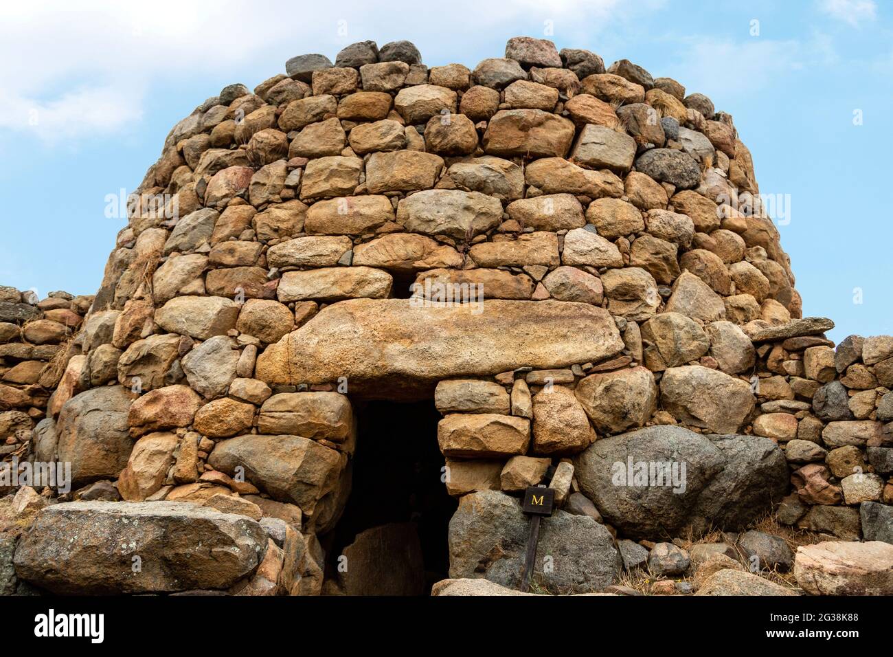 La cabane de réunions, un bâtiment circllaire à la colonie de Nuraghe la Prisgiona, Arzachena, province de Sassari, Sardaigne, Italie. Banque D'Images