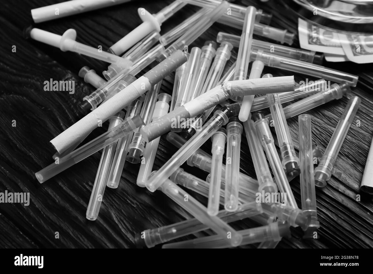 Drogues et cigarettes sur fond de bois. Concept de dépendance Banque D'Images