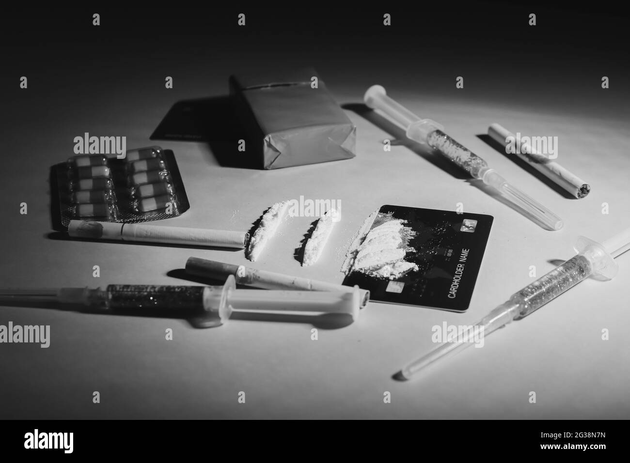 Drogues et cigarettes sur fond gris. Concept de dépendance Banque D'Images