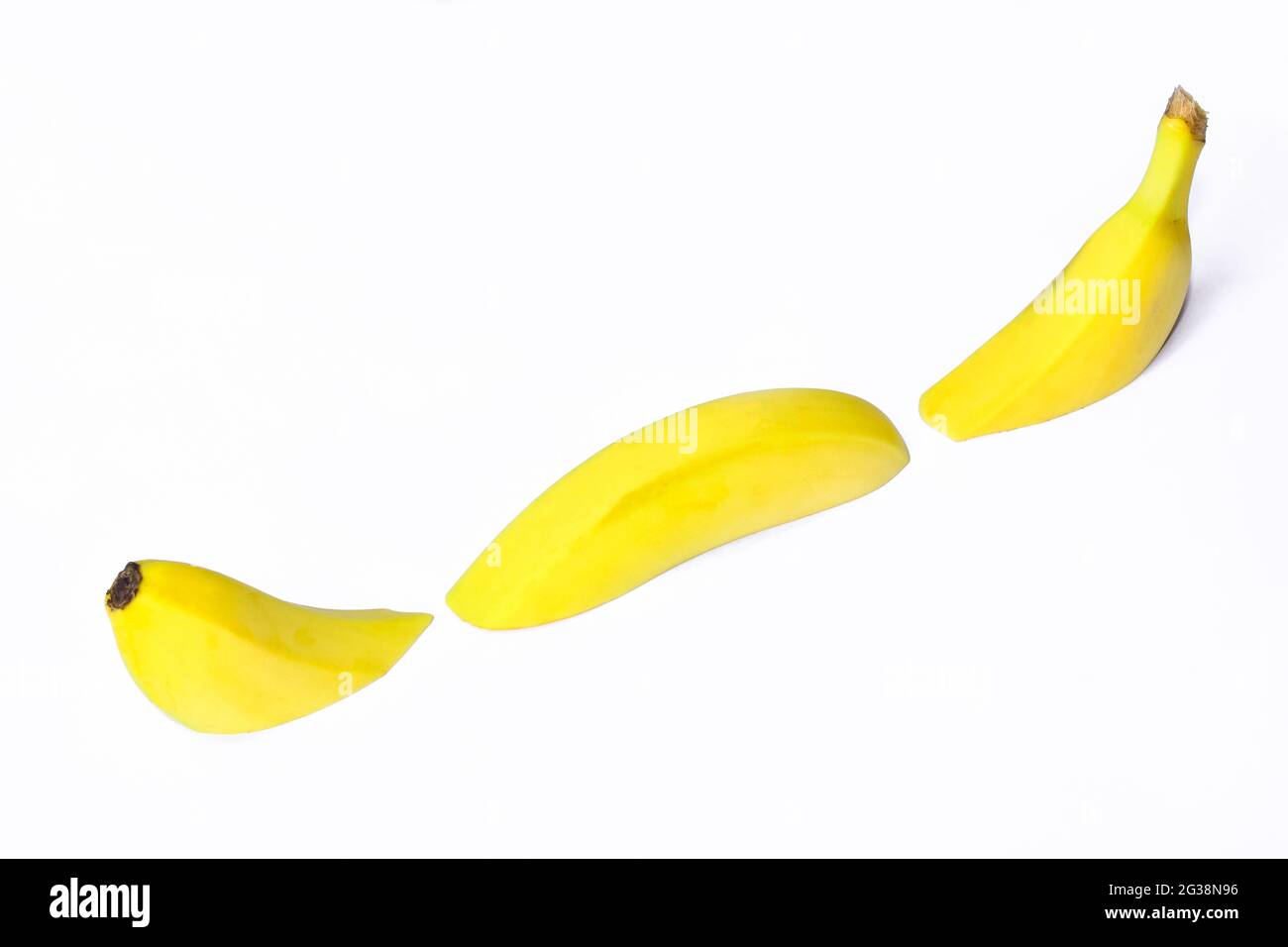 Fruits de banane coupés en trois parties et disposés schématiquement sur un fond blanc d'écrêtage sous forme de ligne courbe Banque D'Images