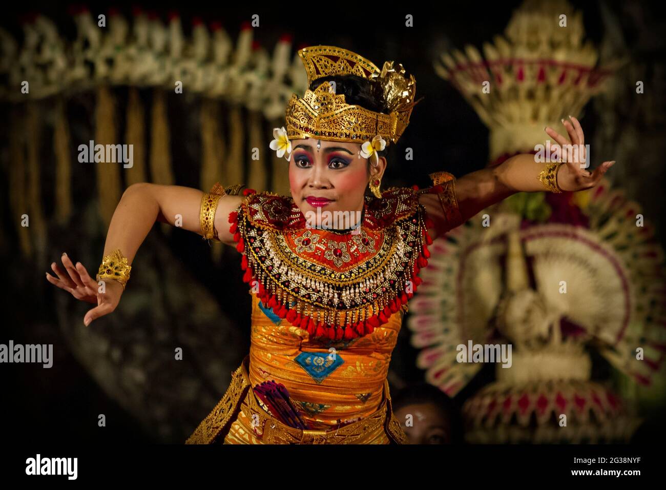 Jeune femme d'effectuer une danse traditionnelle balinaise sur scène à Ubud, Bali Banque D'Images