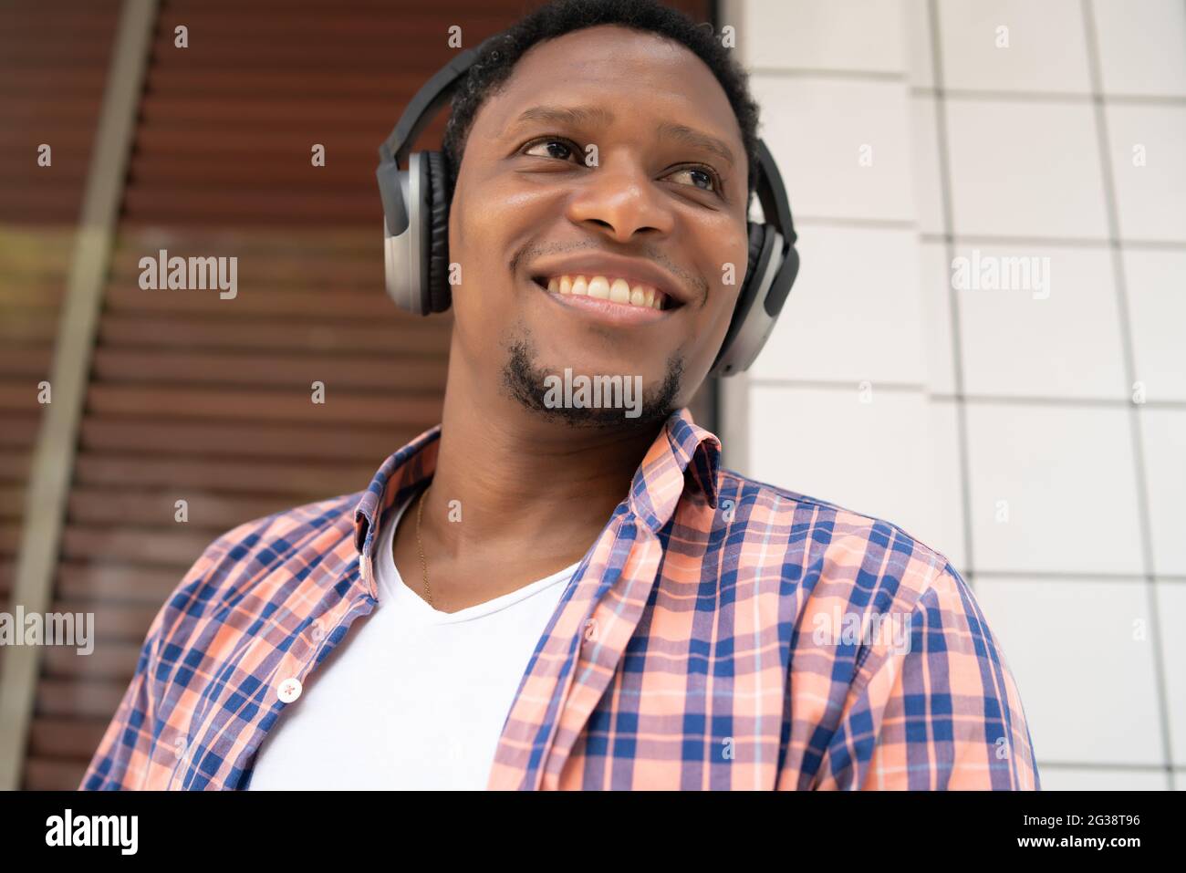 Homme écoutant de la musique avec un casque. Banque D'Images